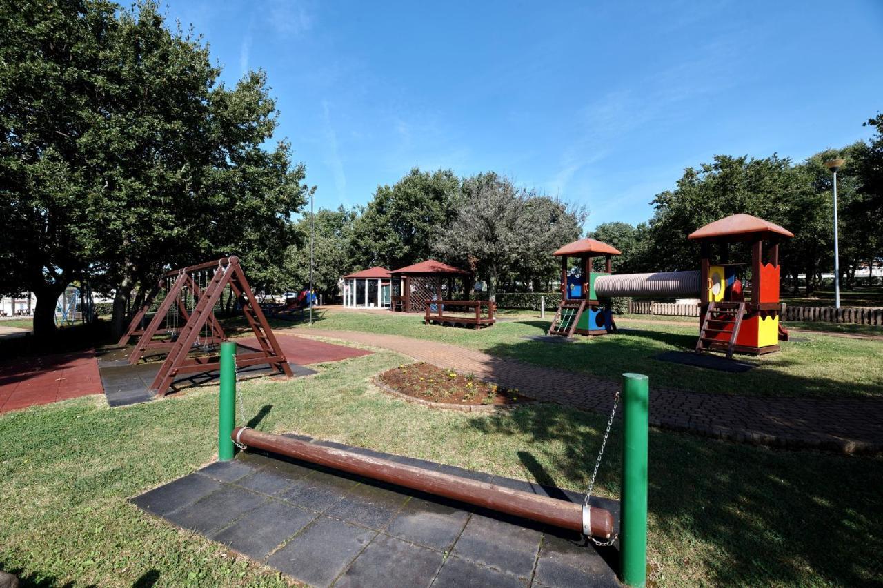 Camping Ulika Mobile Homes - Naturist Červar-Porat Exteriör bild